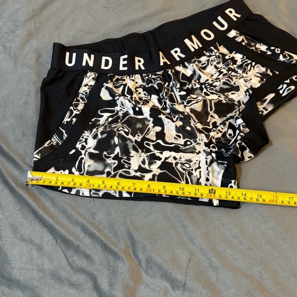 Under Armour Black and White Athletic Shorts Lightweight Design

#1057 - Picture 4 of 7